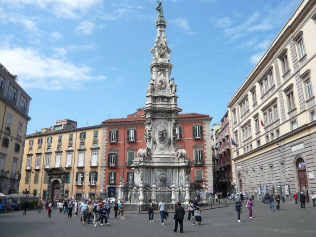 Пьяцца Иисуса (Piazza del Gesu) Piazza e Chiesa del Gesù Nuovo