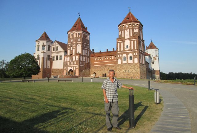 Автор перед Мирским замком