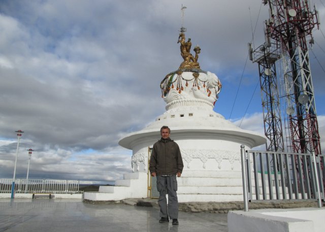 Автор перед ступой, построенной на холме над городским парком в Баянхонгоре