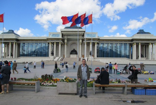 Автор перед парламентом. В центре здания статуя Чингисхана.