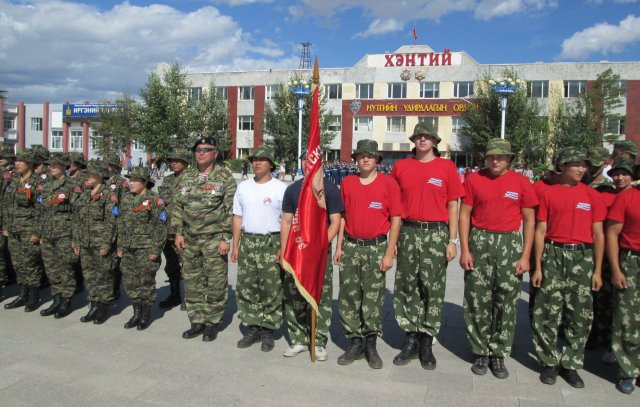 Часть монгольских женщин военнослужащих (слева) и русские парни (справа)