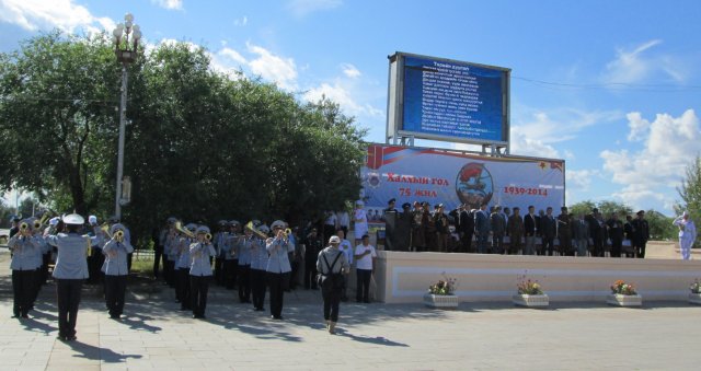 Военный оркестр исполняет гимн Монголии