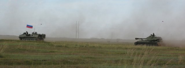 Часть колонны российской бронетехники, возвращающиеся с торжества у Халхин-Гола