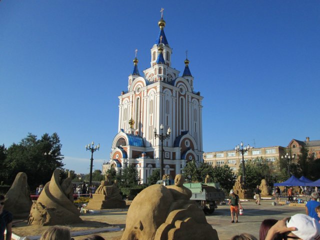 На площади Комсомольская, перед Успенским собором, строили песочные скульптуры