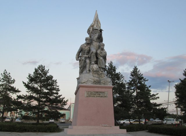 Памятник героям гражданской войны, воздвигнутый на привокзальной площади