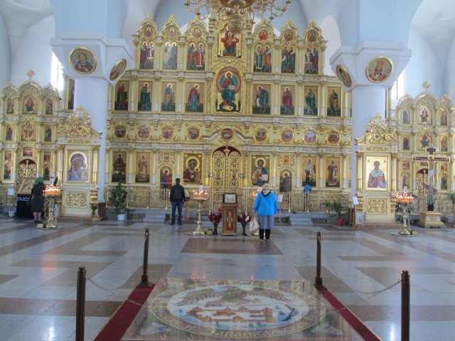 В новом соборе, расположенном на площади перед железнодорожной станцией