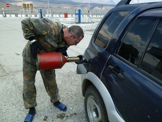 Заправка в поселке Монды