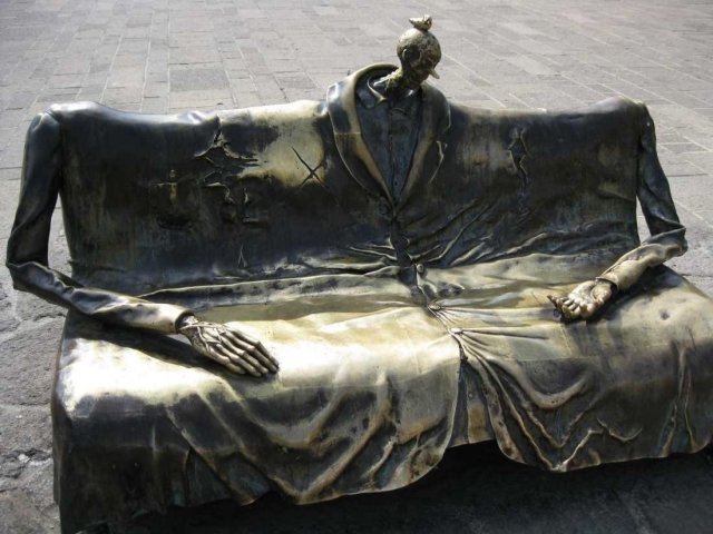 Скамейки возле центра Кабаньос, Мексика