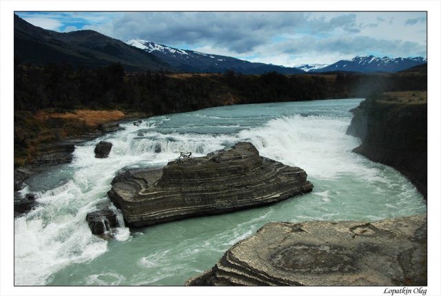 Небольшой водопад на реке Rio Paine