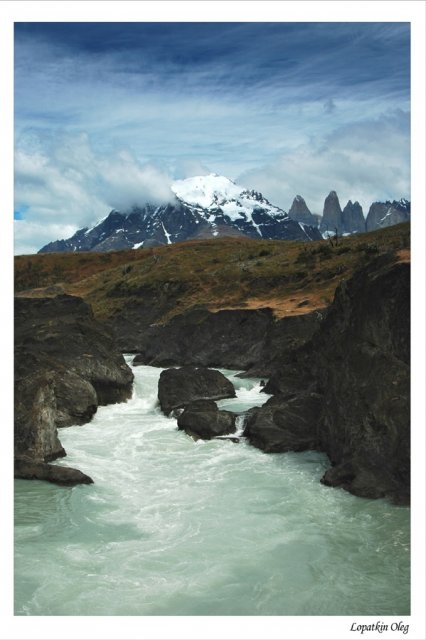 Небольшой водопад на реке Rio Paine