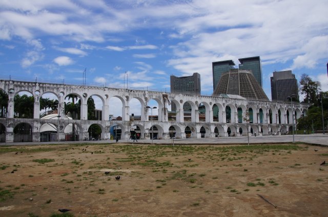 Старинный акведук Arcos de Lapa построен в середине XVIII века для подачи воды в Рио