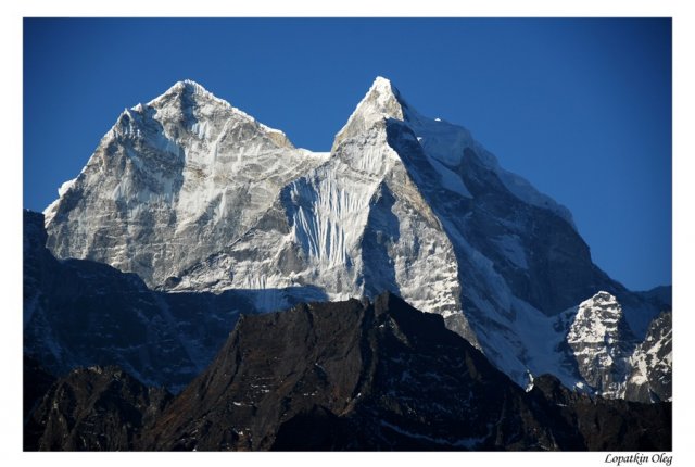 Долина Pheriche утром следующего дня и вид на Ama Dablam peak