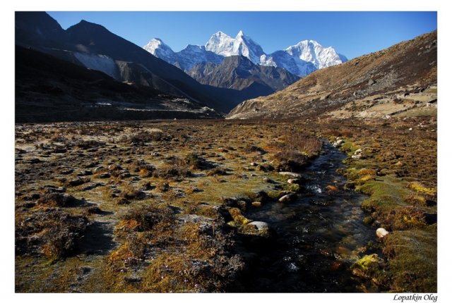 Долина Pheriche утром следующего дня и вид на Ama Dablam peak