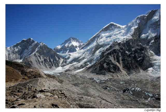 Вид на ледник Khumbu и вершины слева-направо:  Kumbutse 6665m ; Changtse (in China) 7750m ; Everest 8848m