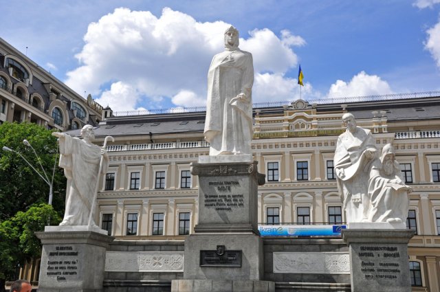 Памятник княжне Ольге на Михайловской площади в Киеве, Украина