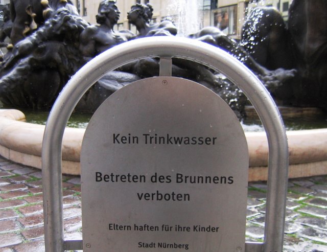 Объявление у фонтана в Нюрнберге: "Вода - не питьевая!..."