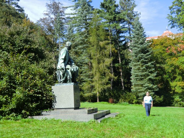 В парке у памятника Сметане