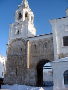 Боголюбово.Монастырь.Старое заметно сразу.Дворец Андрея Боголюбского