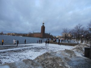 Вид на ратушу с противоположного берега залива Сальшун