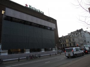 Пивоваренный концерн "Heineken" и велосипеды на тротуаре